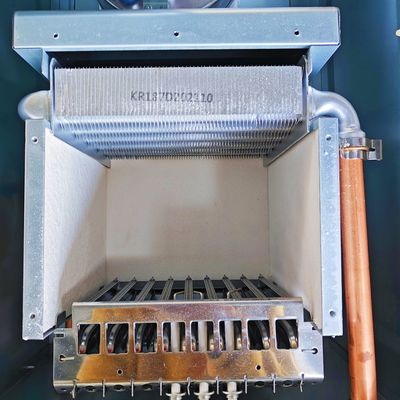 壁掛けの熱湯のガス ボイラーの白い貝の上の構成熱およびBathの二重機能